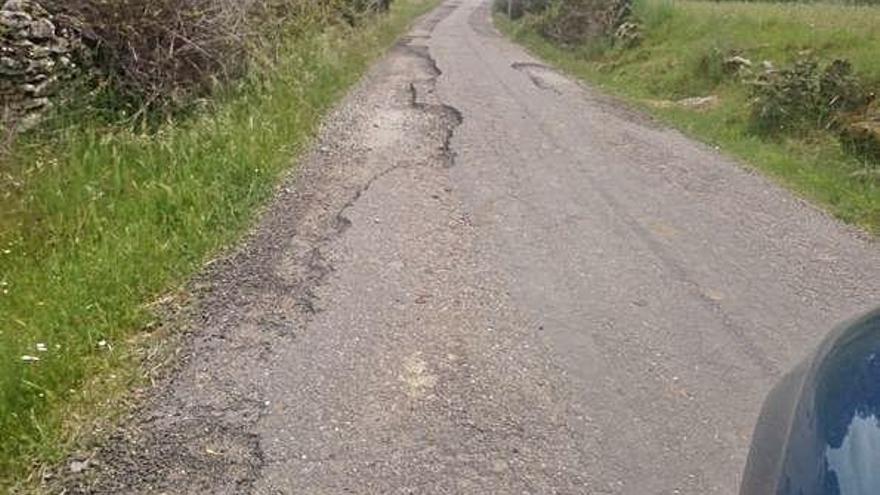 Estado que presenta el firme de la carretera que une Badilla con Argañín. P.