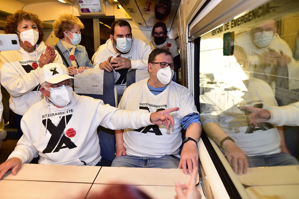 Los vecinos de las vías, celebran su primer viaje en el nuevo tren soterrado