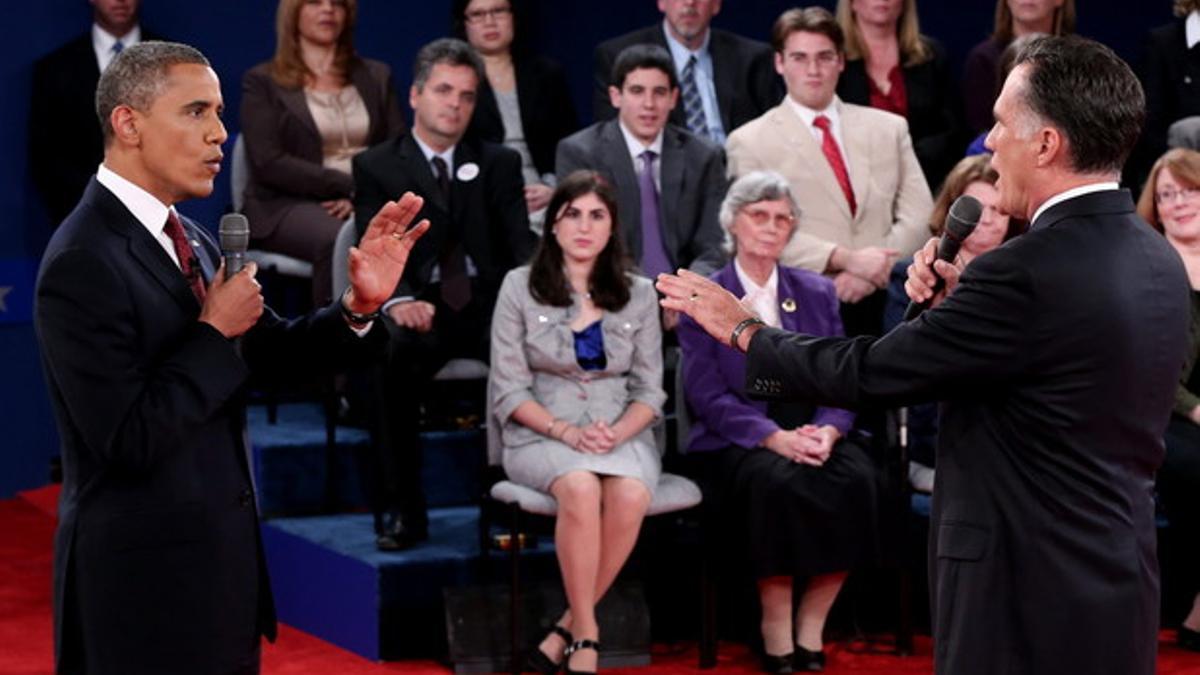 Barack Obama y Mitt Romney, durante el segundo debate presidencial, anoche en la Universidad Hofstra de Hempstead (Nueva York).