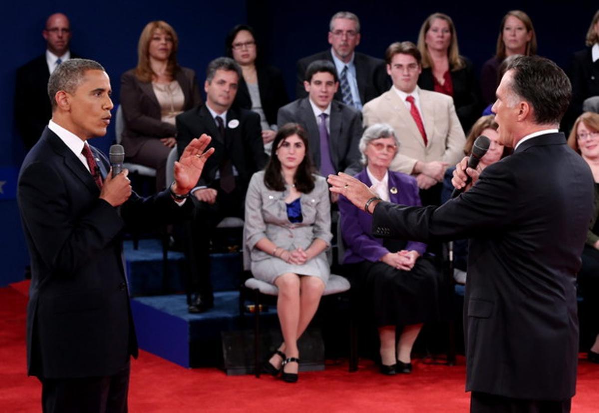 Barack Obama i Mitt Romney, durant el segon debat presidencial, ahir a la nit a la Universitat Hofstra de Hempstead (Nova York).