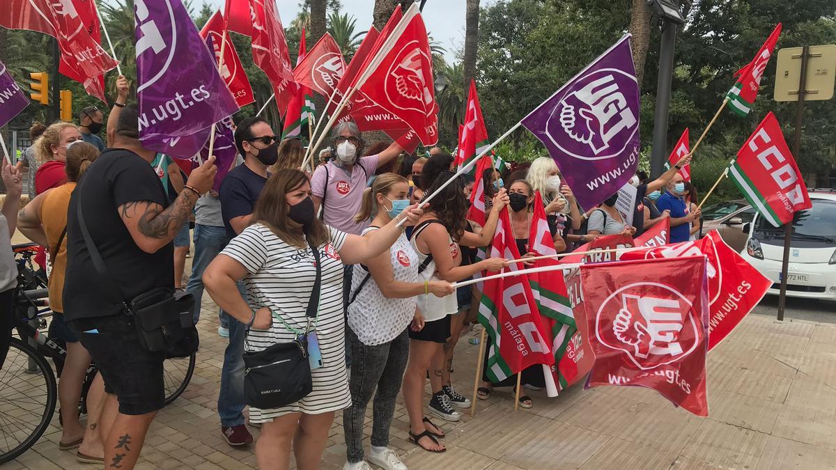 Protestas de comerciantes malagueños a las puertas del Ayuntamiento