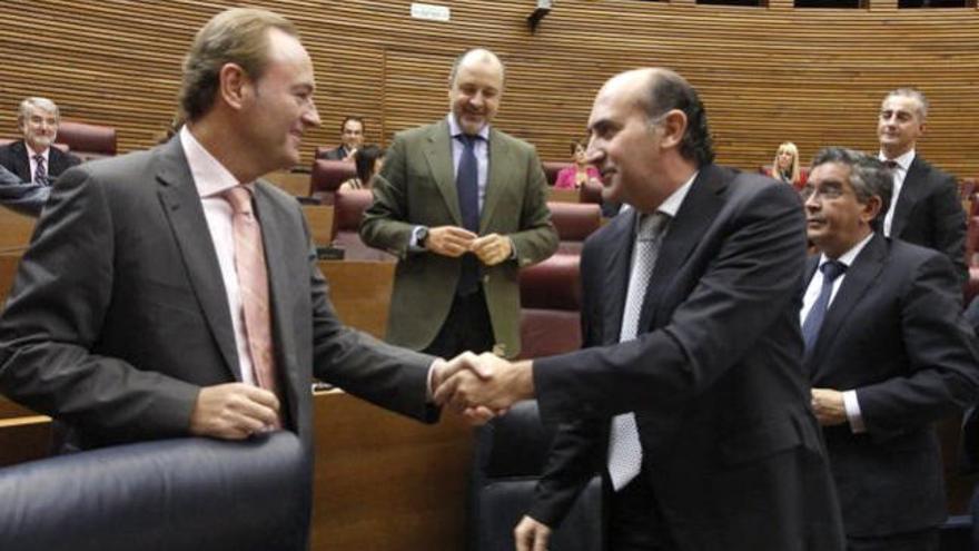 El presidente de la Generalitat Valenciana, Alberto Fabra (i), saluda al conseller de Economía, Industria y Comercio, Enrique Verdeguer.