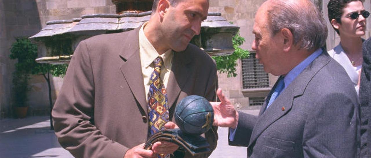 Luis Casimiro con Jordi Puyol, presidente de la Generalitat en 1998, durante los actos de celebración.