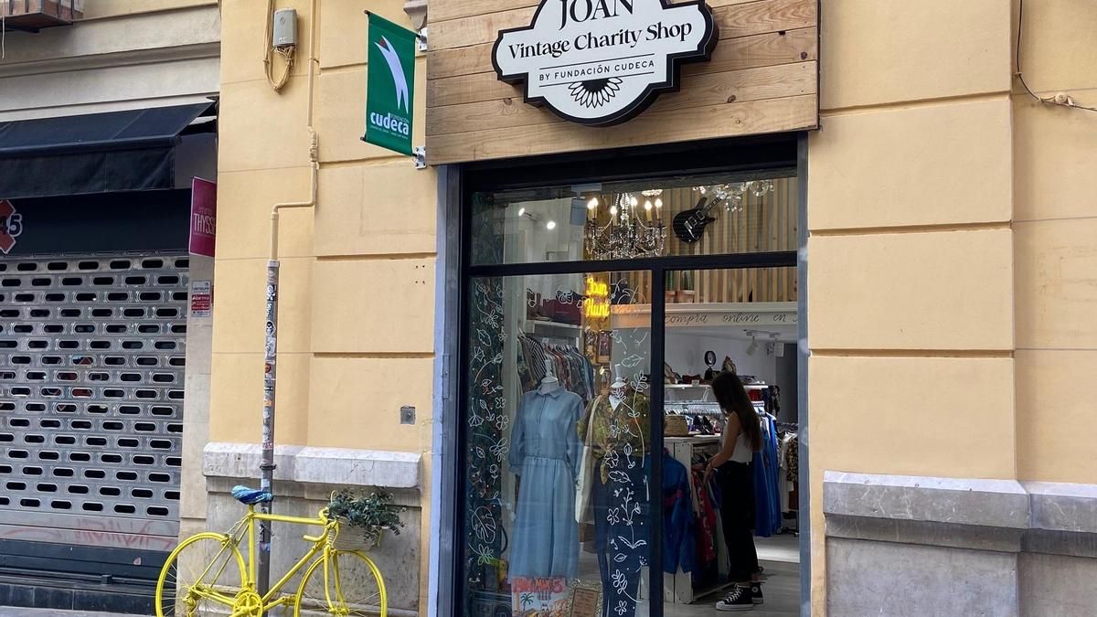 Imagen de la tienda vintage que Cudeca ha inaugurado recientemente en la calle Salvago de la capital malagueña