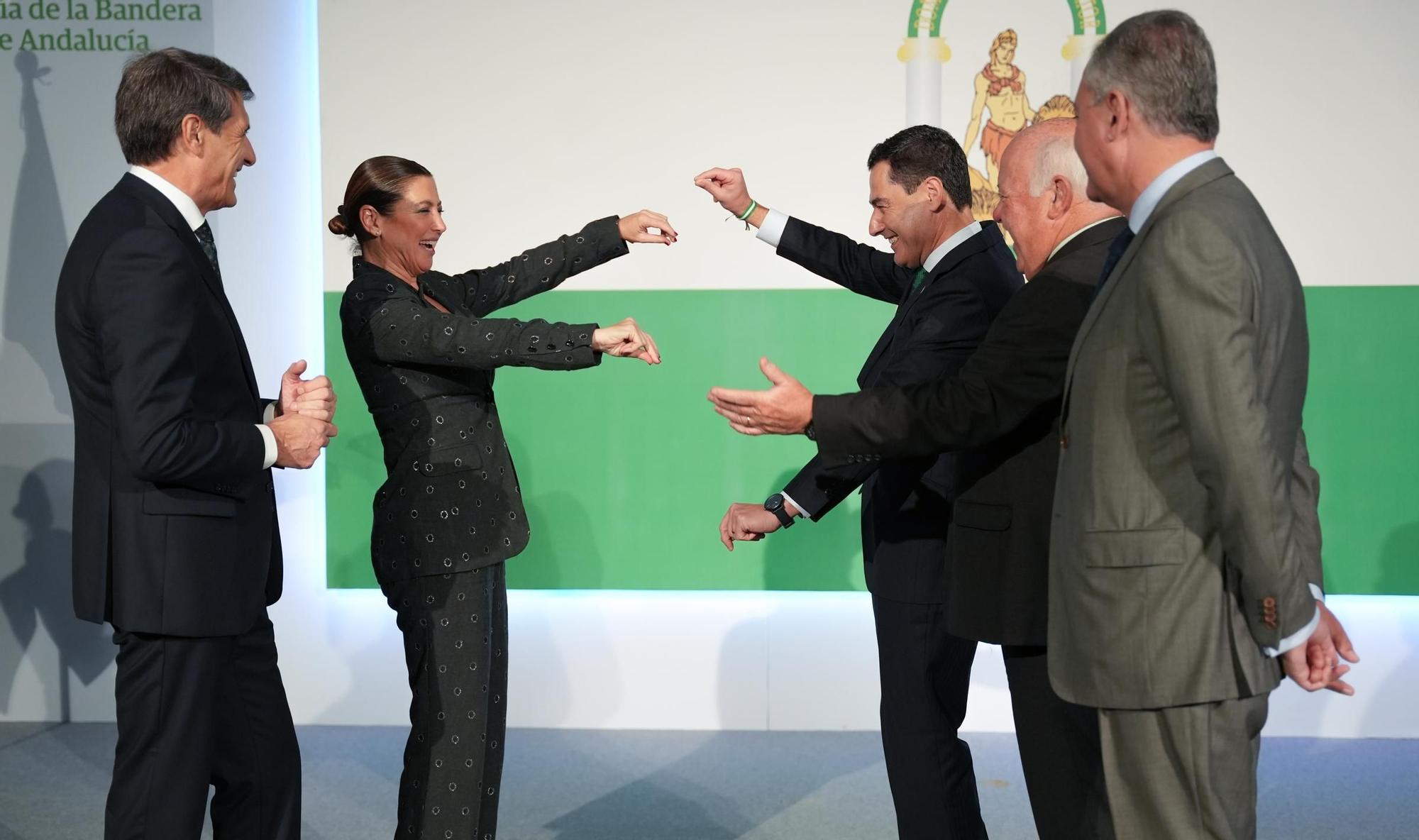 Bandera andalucía grande en #sevilla para #fiesta día de andalucia