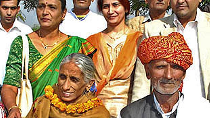 Rajo Devi, de 70 años, con su marido, Bala Ram, de 72, posa con su bebé en el regazo. Nació el 28 de noviembre.