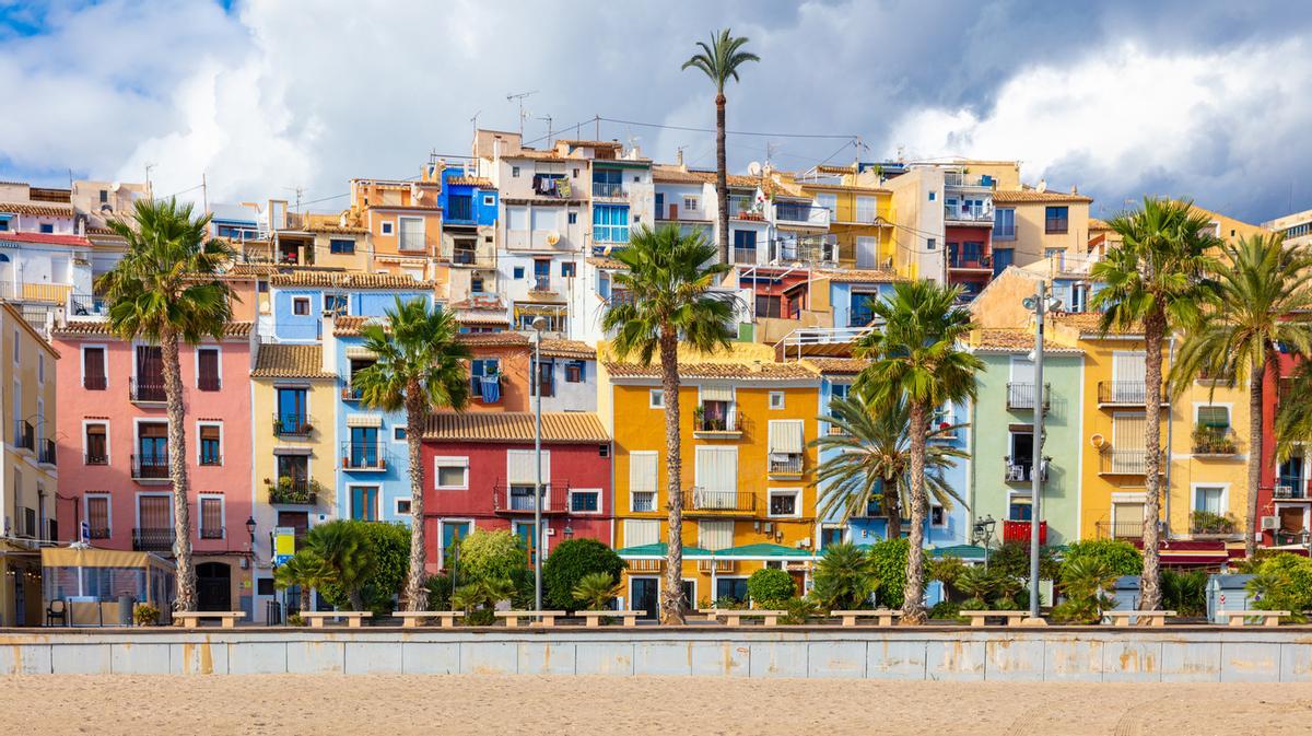 Paisaje de la ciudad de Villajoyosa con sus casas coloridas