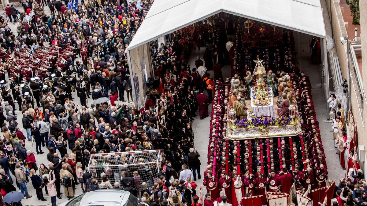 JUEVES SANTO | La procesión de la Santa Cena de Alicante tuvo que ser suspendida por la lluvia en 2019