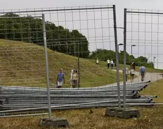 Ni estabilidad, ni condiciones de fondeo, ni distancia de seguridad: las razones para que Gijón no recupere fuegos artificiales lanzados desde el mar