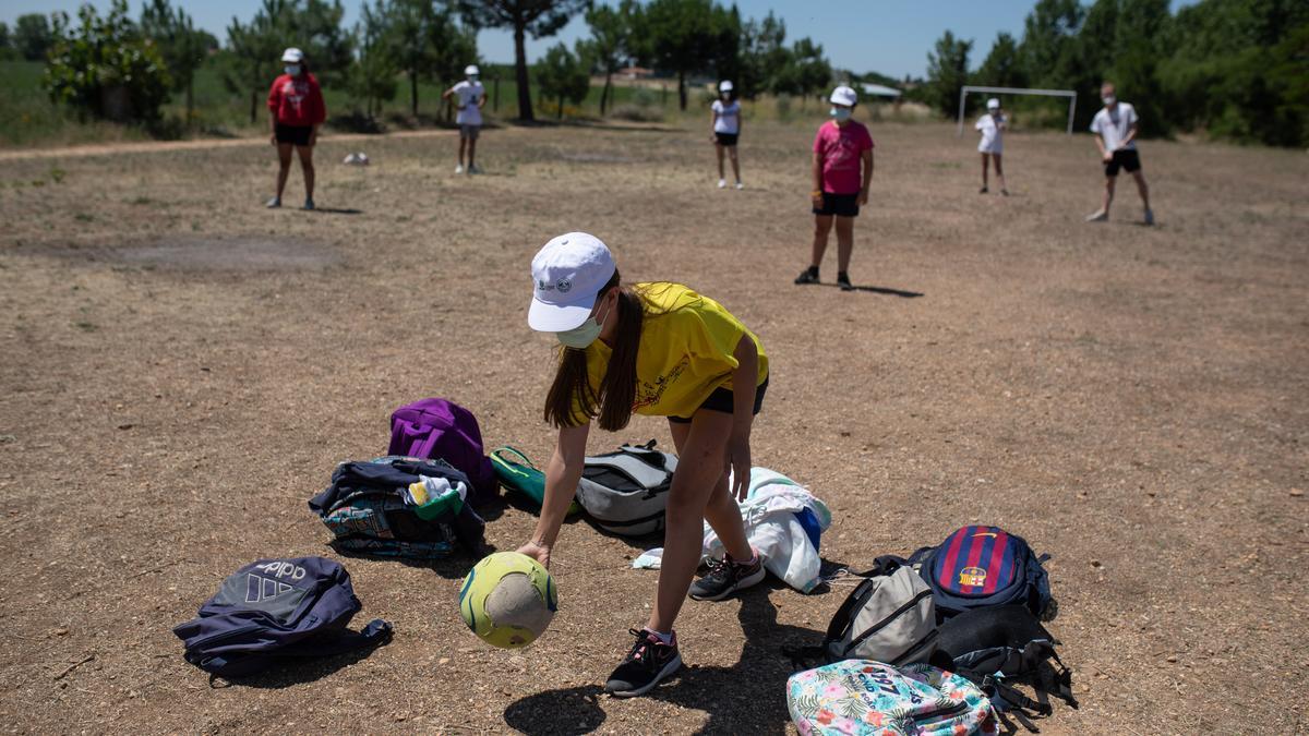 Una niña lanzando el balón.