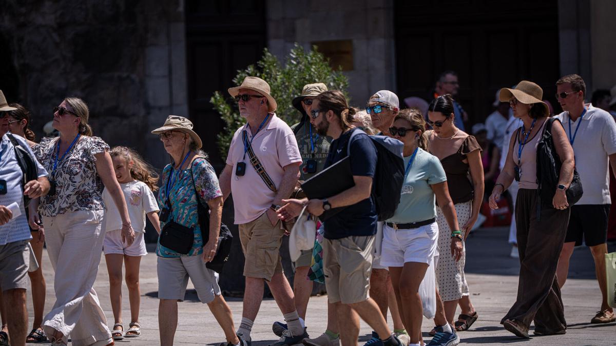 Ambient de calor en el centre de Barcelona durant una jornada de turisme.