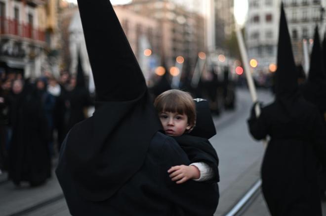 En imágenes | La Procesión del Silencio despliega la solemnidad y la devoción por el centro de Zaragoza