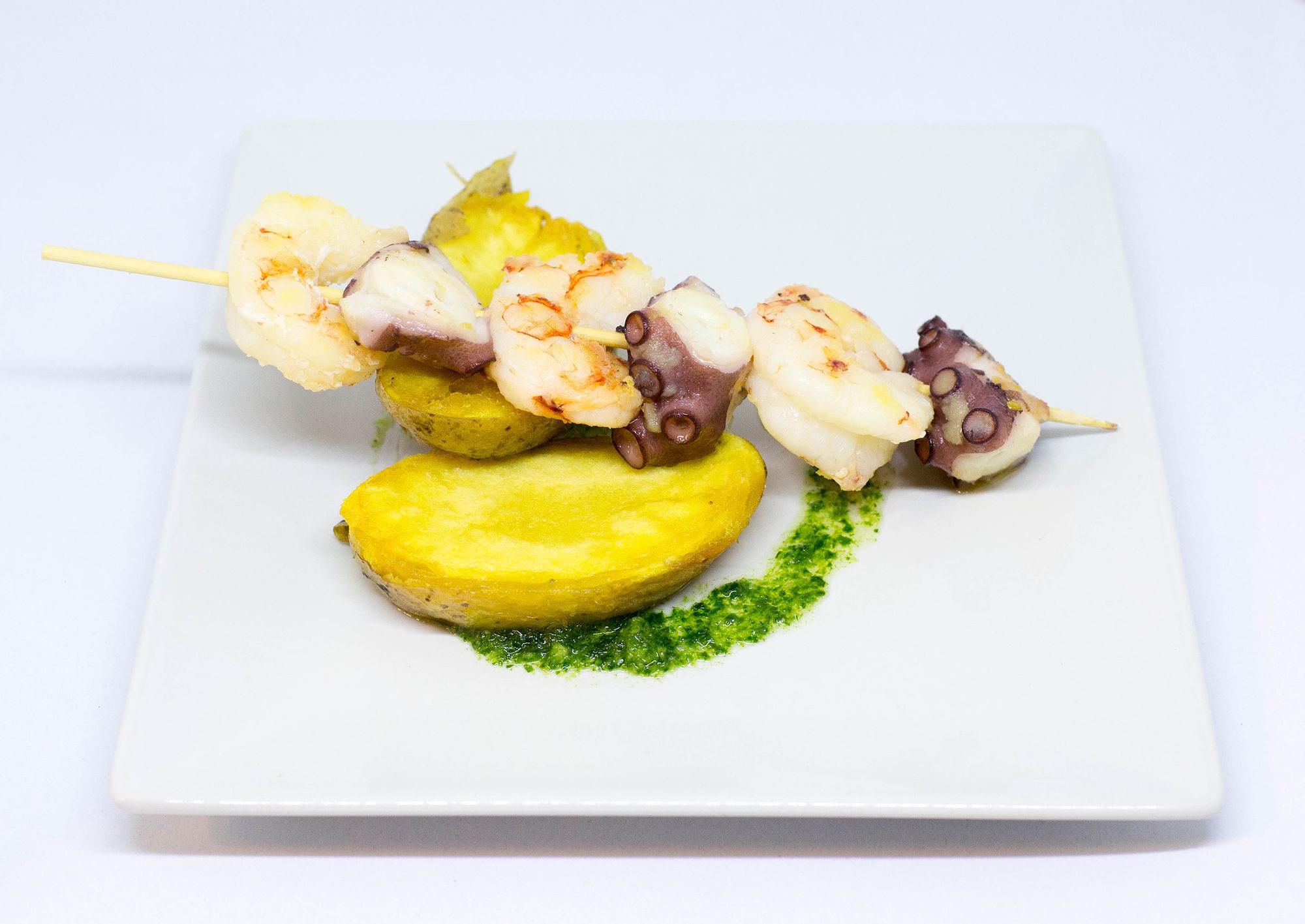 Tapería O Lar - Brocheta de Pulpo e langostino con mollo verde