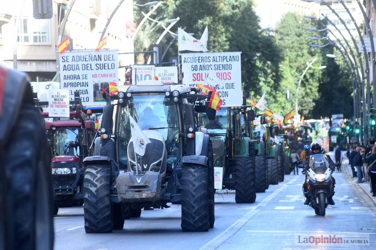 Miles de agricultores y ganaderos toman las calles de Murcia