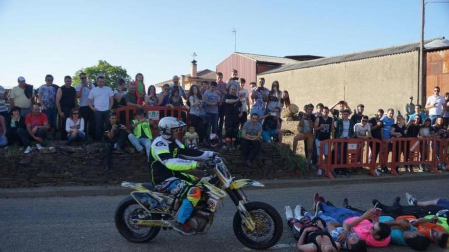 Vecinos de Alcañices y aficionados disfrutan de una exhibición de la concentración motera celebrada el pasado año en las calles de la localidad alistana. | CH. S.