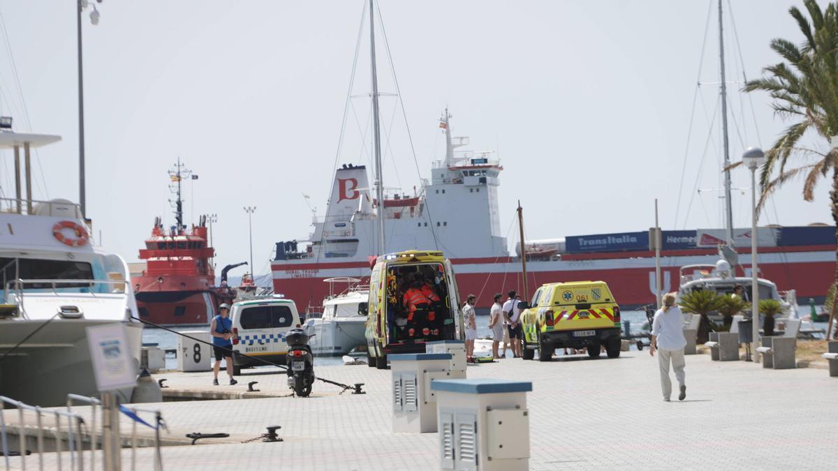 Arde un velero en el Muelle de las Golondrinas de Palma