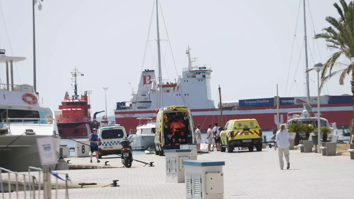 Un hombre herido con un corte profundo en una pierna en el incendio de un velero en el Muelle de las Golondrinas de Palma