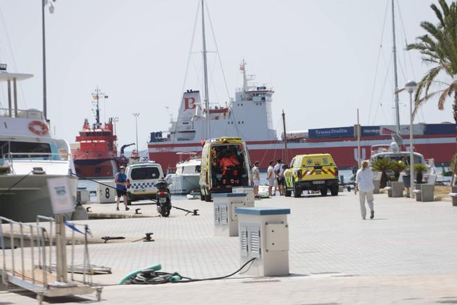 Arde un velero en el Muelle de las Golondrinas de Palma