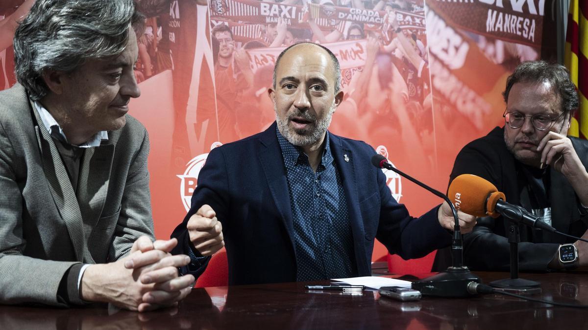 L'alcalde Marc Aloy, el dia de la presentació de Josep Maria Herms (dreta) com a president del Bàsquet Manresa