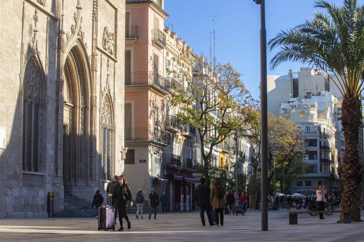 Fachada de la Lonja, tras la peatonalización de toda esta zona del casco antiguo.