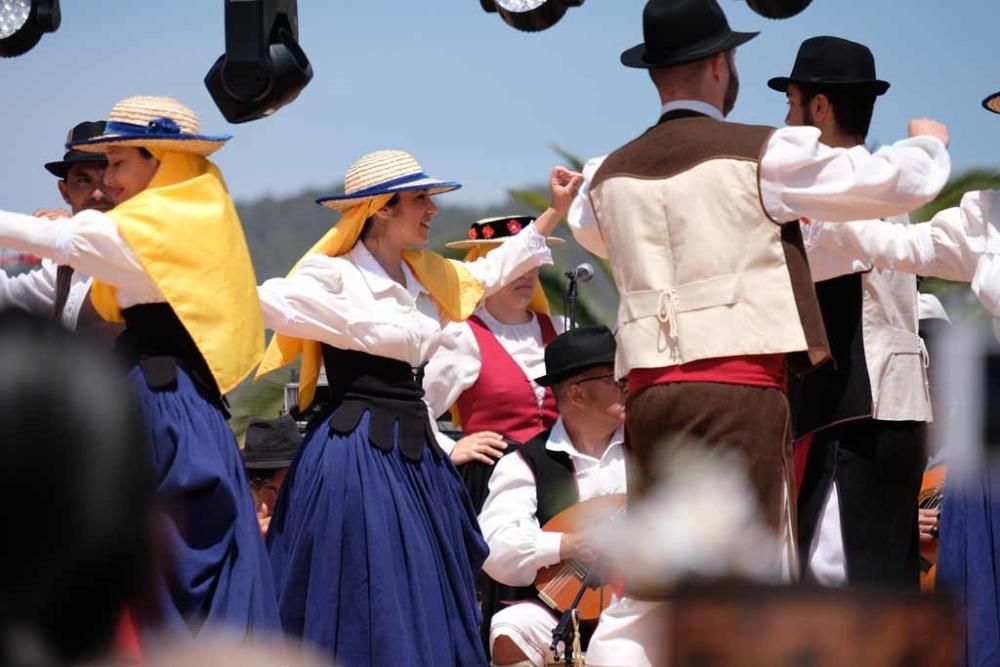 Han disfrutado de la misa, procesión y de un desfile de carros antiguos