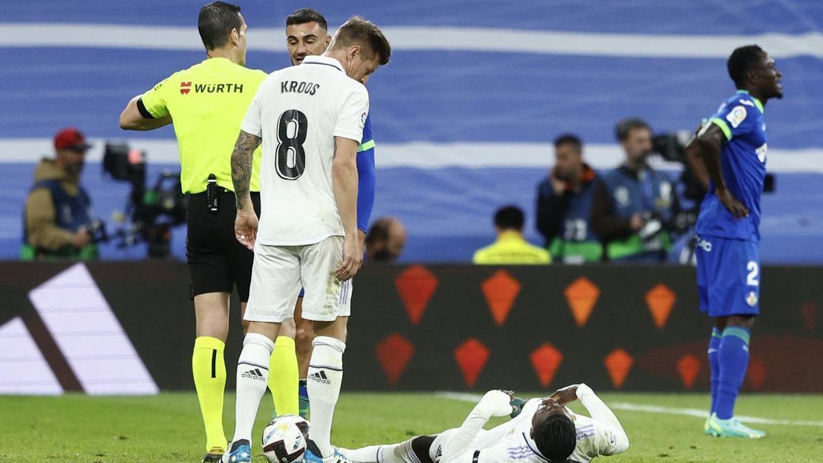 Eduardo Camavinga se duele de su lesión en el partido contra el Getafe.