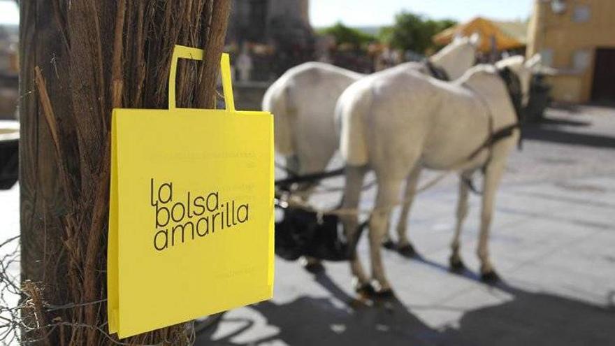 &#039;La Bolsa Amarilla&#039;, una acción urbana para difundir la literaria