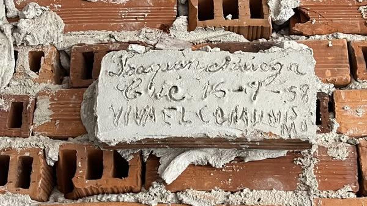 Mensaje encontrado entre los ladrillos del inmueble del Cinemar de Llanes