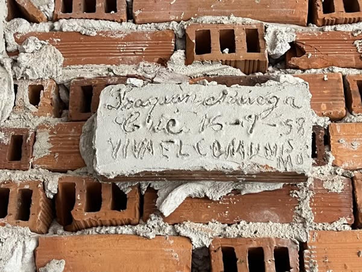 Mensaje encontrado entre los ladrillos del inmueble del Cinemar de Llanes