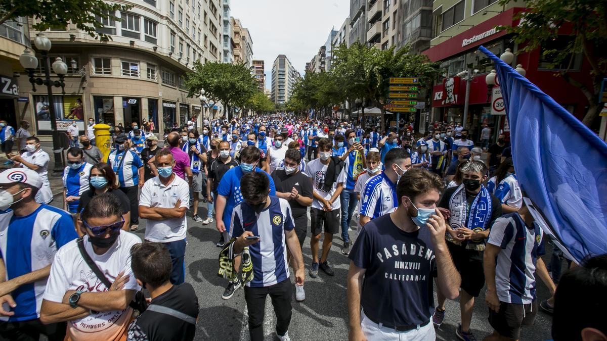 La afición del Hércules protesta por la mala situación del club