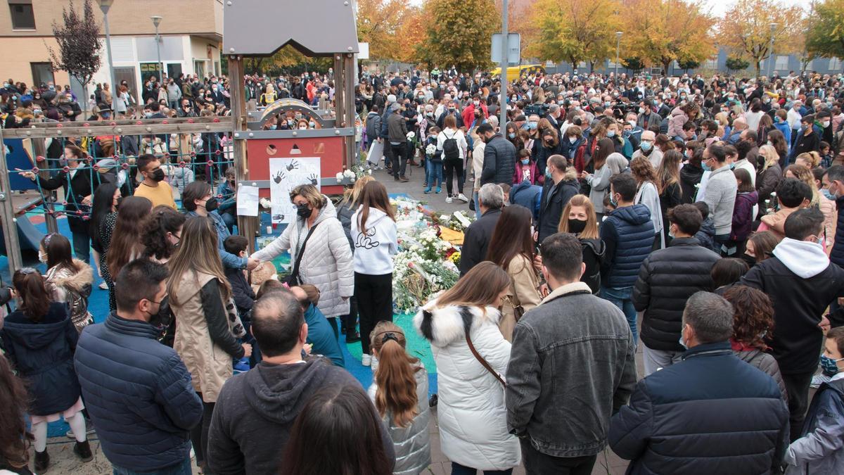 Miles de personas se han agolpado en la Plaza Entreríos de Lardero (La Rioja) para recordar al pequeño Álex, asesinado este jueves en la localidad