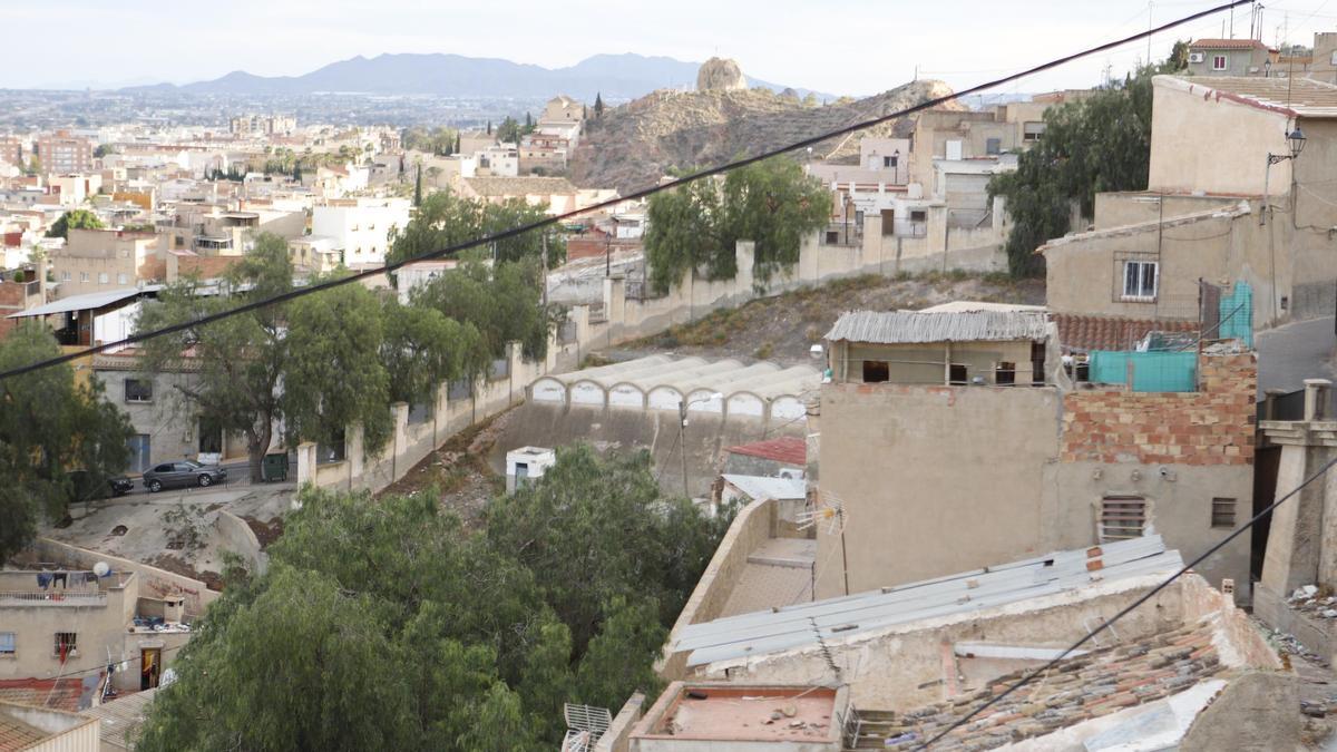 Vista general de la zona de los depósitos desde la iglesia de Santa María.