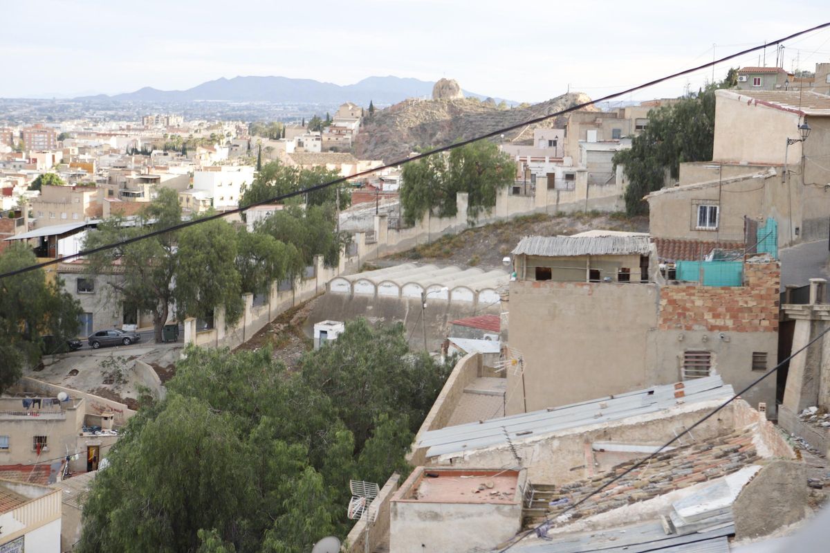 Vista general de la zona de los depósitos desde la iglesia de Santa María.