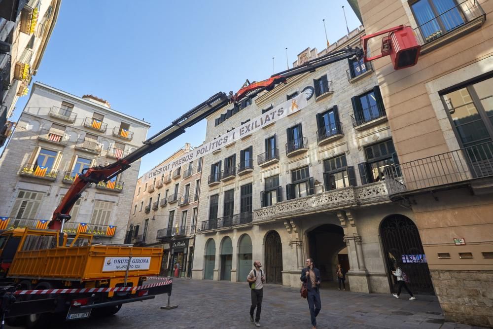 Pengen la pancarta en suport dels presos davant de l'Ajuntament de Girona