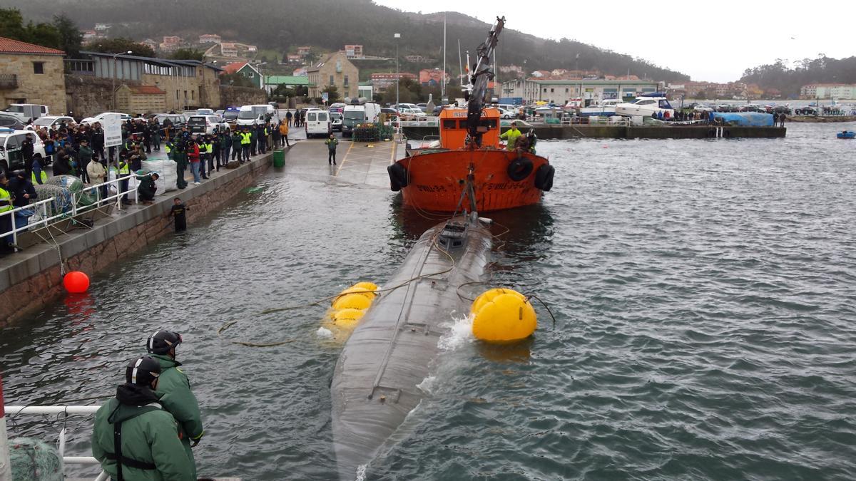 Momento en que se reflota el narcosubmarino en el muelle de Aldán.