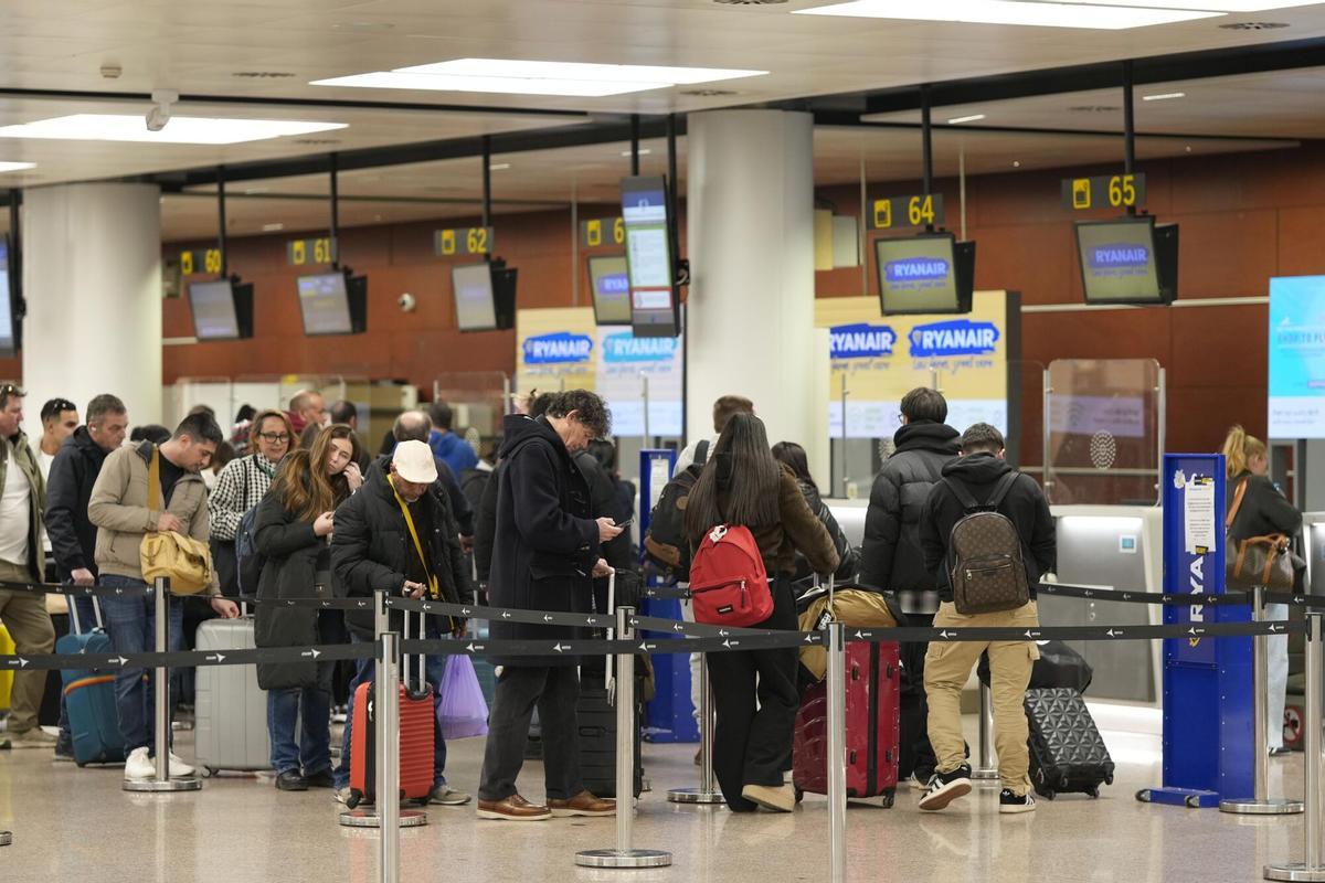 Viajeros en los mostradores de Ryanair en el aeropuerto Josep Tarradellas de El Prat.