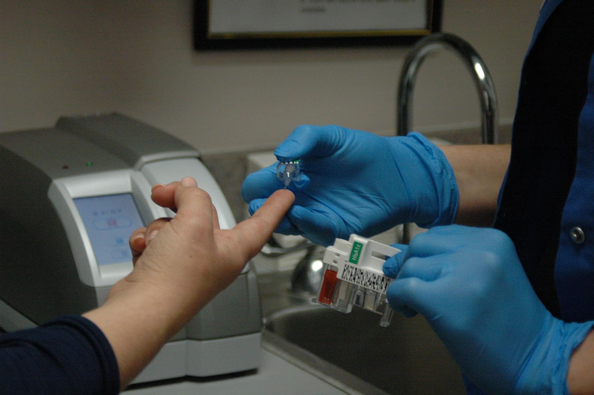 Un sanitario realiza un estudio de diabetes.