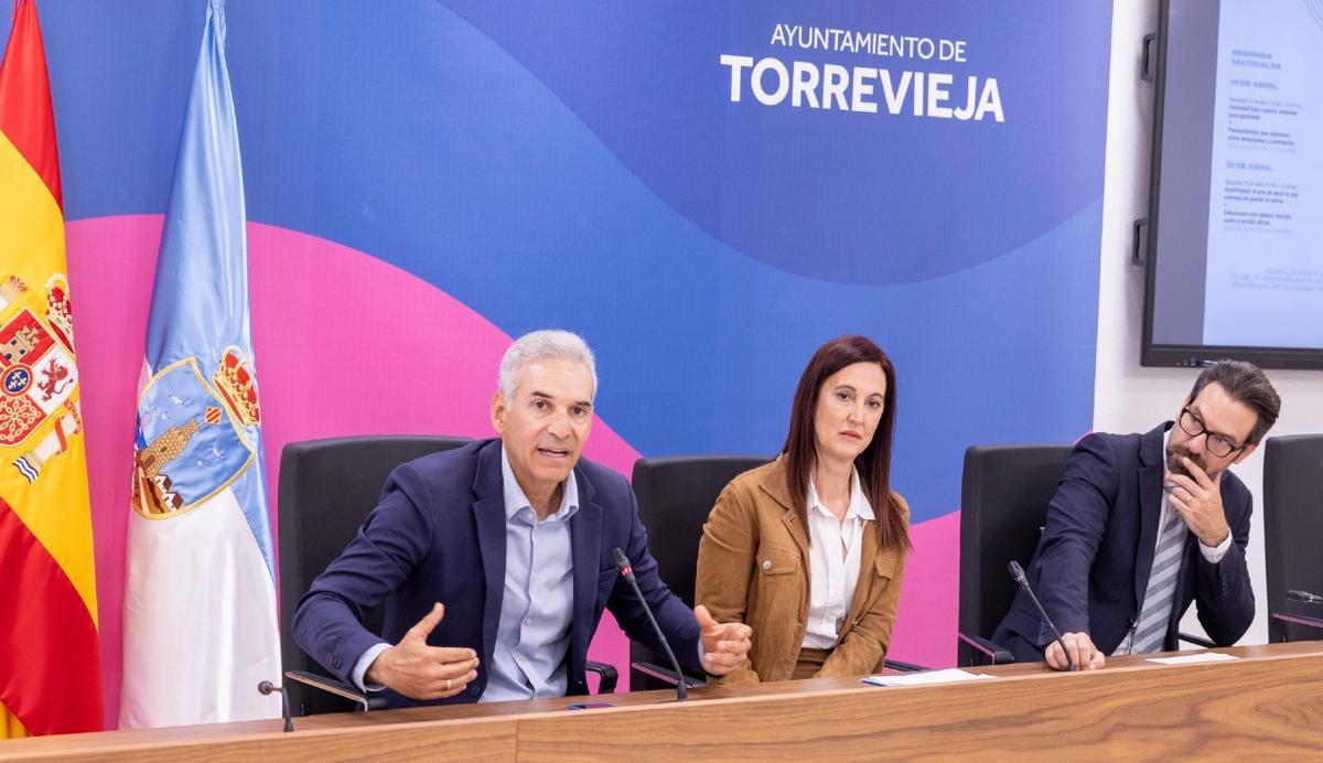 El jefe de Psiquiatría del Hospital de Torrevieja, Jesús Mesones, la concejala de Sanidad, Rosa Cañón y el concejal de Policía, Federico Alarcón durante la presentación del programa