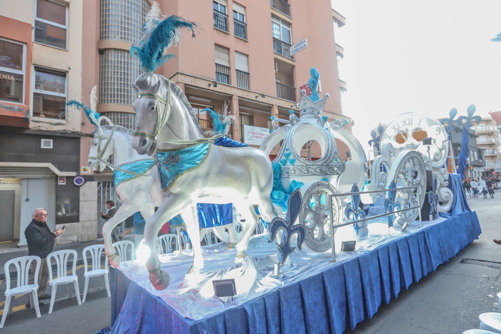 El Desfile Infantil recorrió la calle Ramón Gallud, en el centro de Torrevieja, en uno de los actos más populares de las fiestas patronales en honor a la Purísima