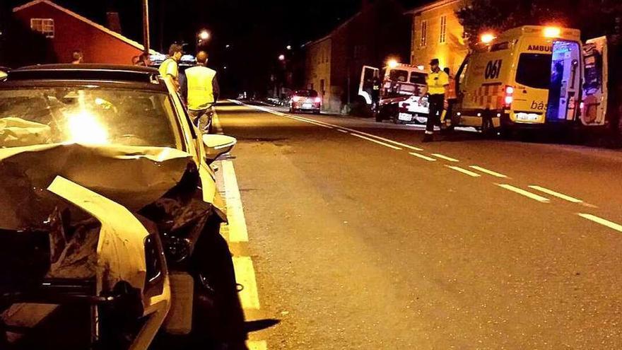 Ambulancia de Bueu interviniendo en un accidente en la parroquia de Cela. // Gonzalo Núñez