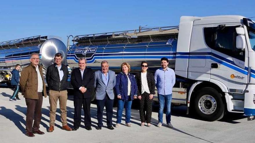 Representantes de la empresa trasdezana y de Cobideza posan junto al tráiler, en Monterroso. // Bernabé