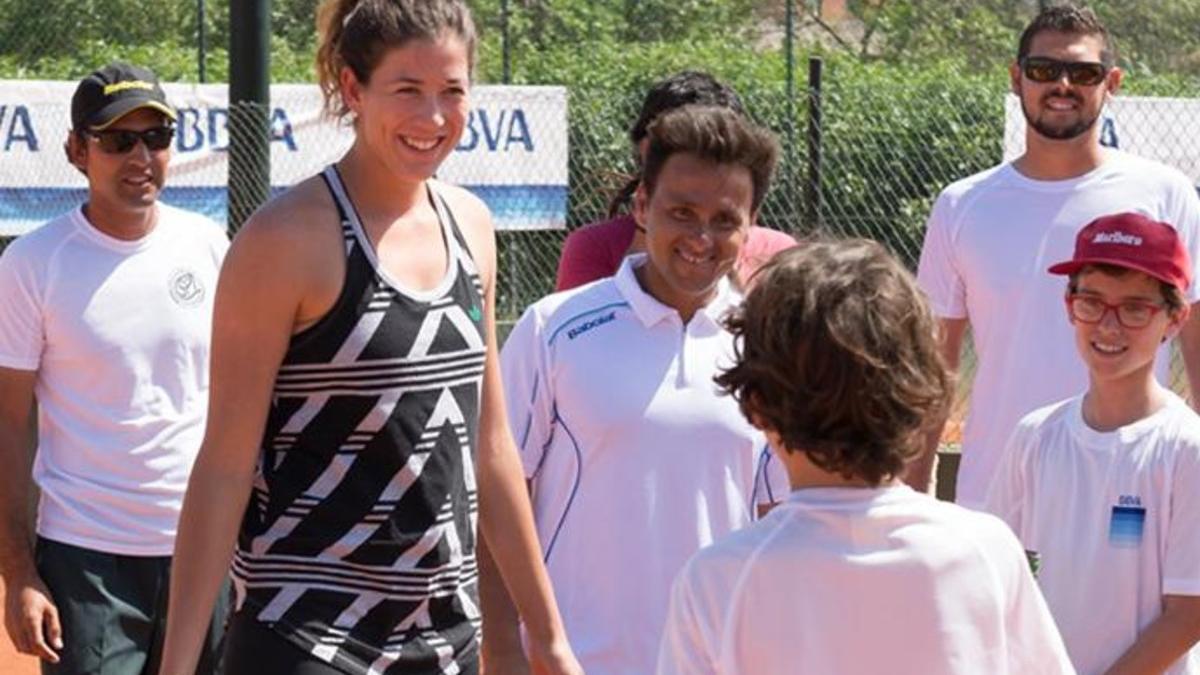 Garbiñe Muguruza se divirtió en el entrenamiento que compartió con los más pequeños