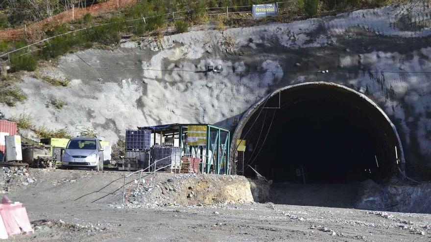 Túnel abierto que comunicará por ferrocarril Requejo y Aciberos en el tramo del AVE.