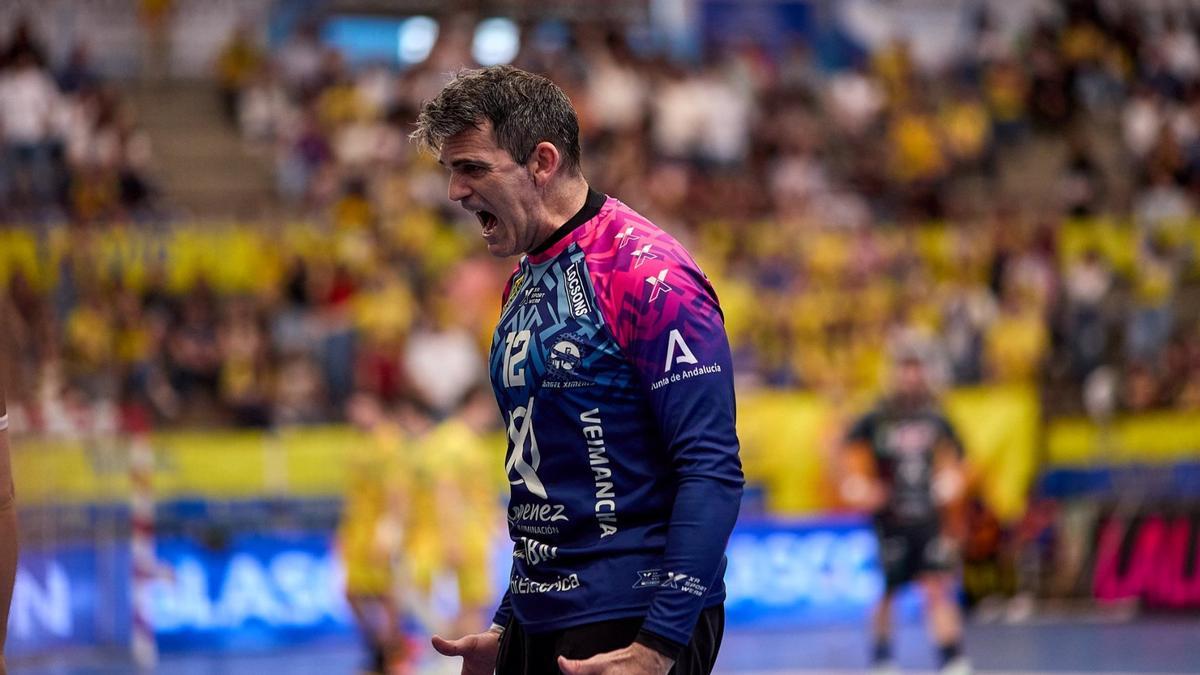 Álvaro de Hita celebra una parada en un encuentro de esta temporada.
