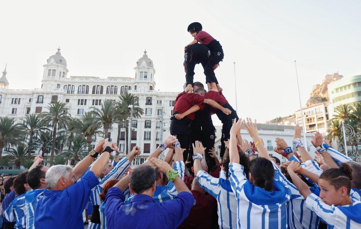 La Muixeranga de Segària, de Beniarbeig, levantando su torre humana.