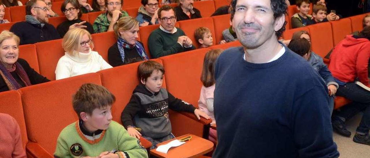 César Bona, ayer, en el Sexto Edificio del Museo. // Rafa Vázquez