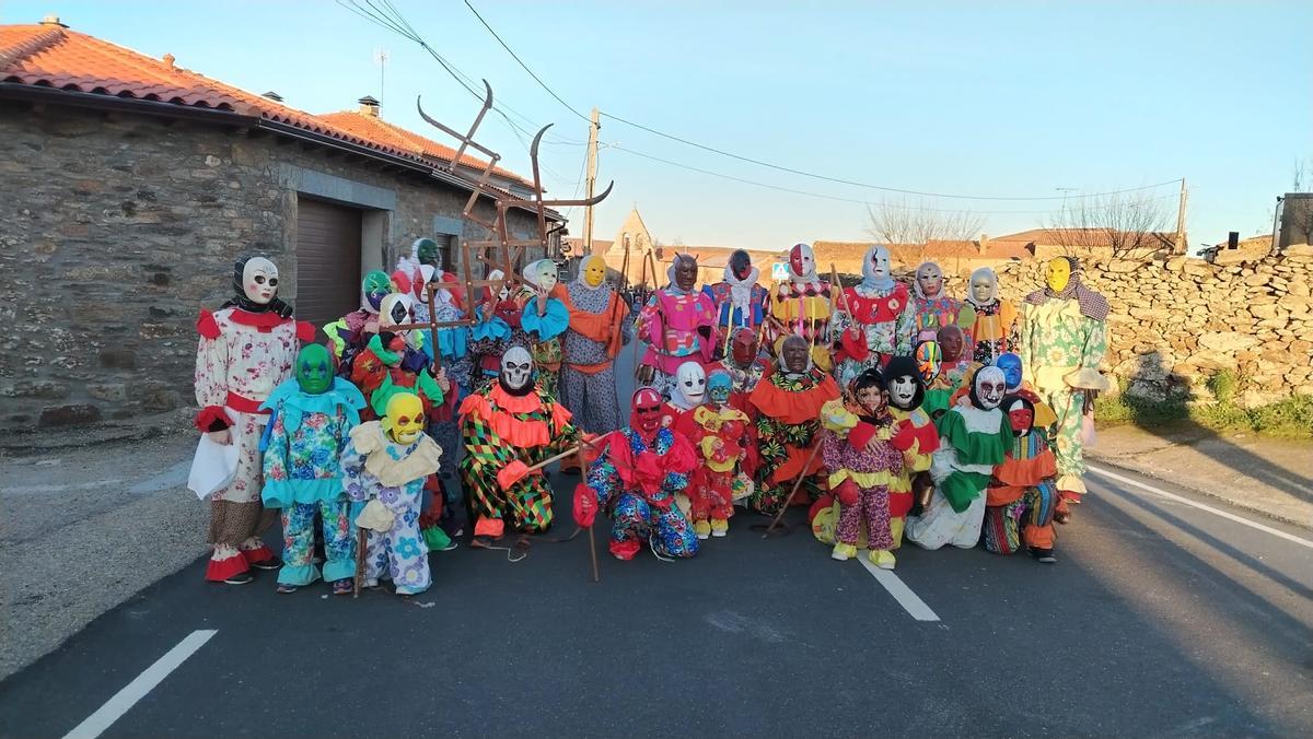 La cencerrada de Villanueva de Valrojo desafía al frío La cencerrada de Villanueva de Valrojo desafía al frío