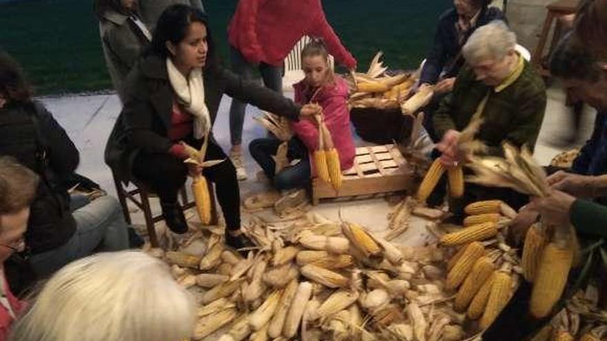 Arriba, vecinos de Baldornón. Debajo, alumnos del Patronato San José.