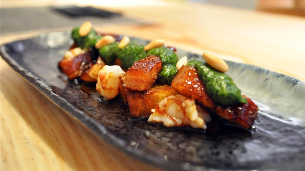 Berenjena con anguila, langostino y miso de albahaca.