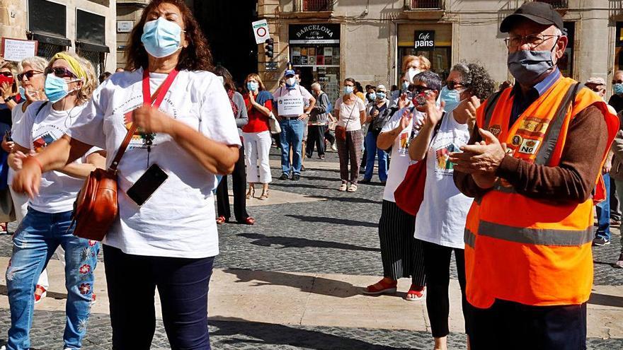 Diverses persones aplaudeixen durant la concentració